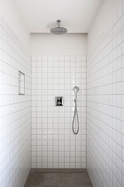 Ansicht einer Dusche mit Fliesen und Naturkalk Decke von HAGA